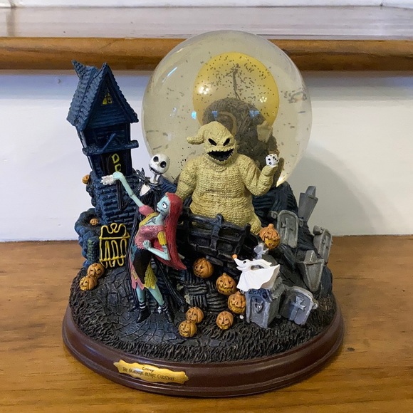 Disney Nightmare Before Xmas Snow Globe w Music